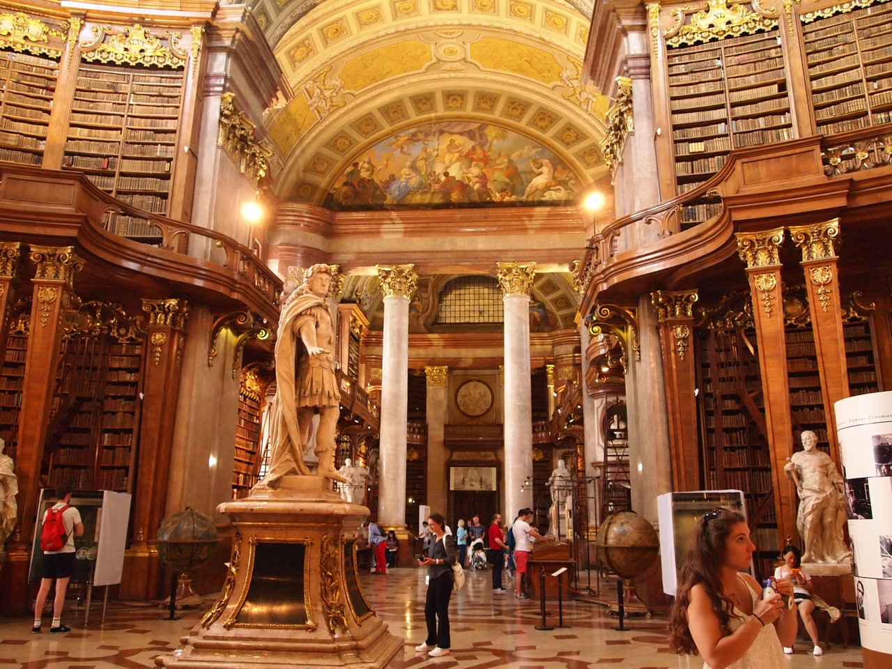 世界一美しい図書館 オーストリア国立図書館 は映画 美女と野獣 の世界 ハイヒールで世界を歩く